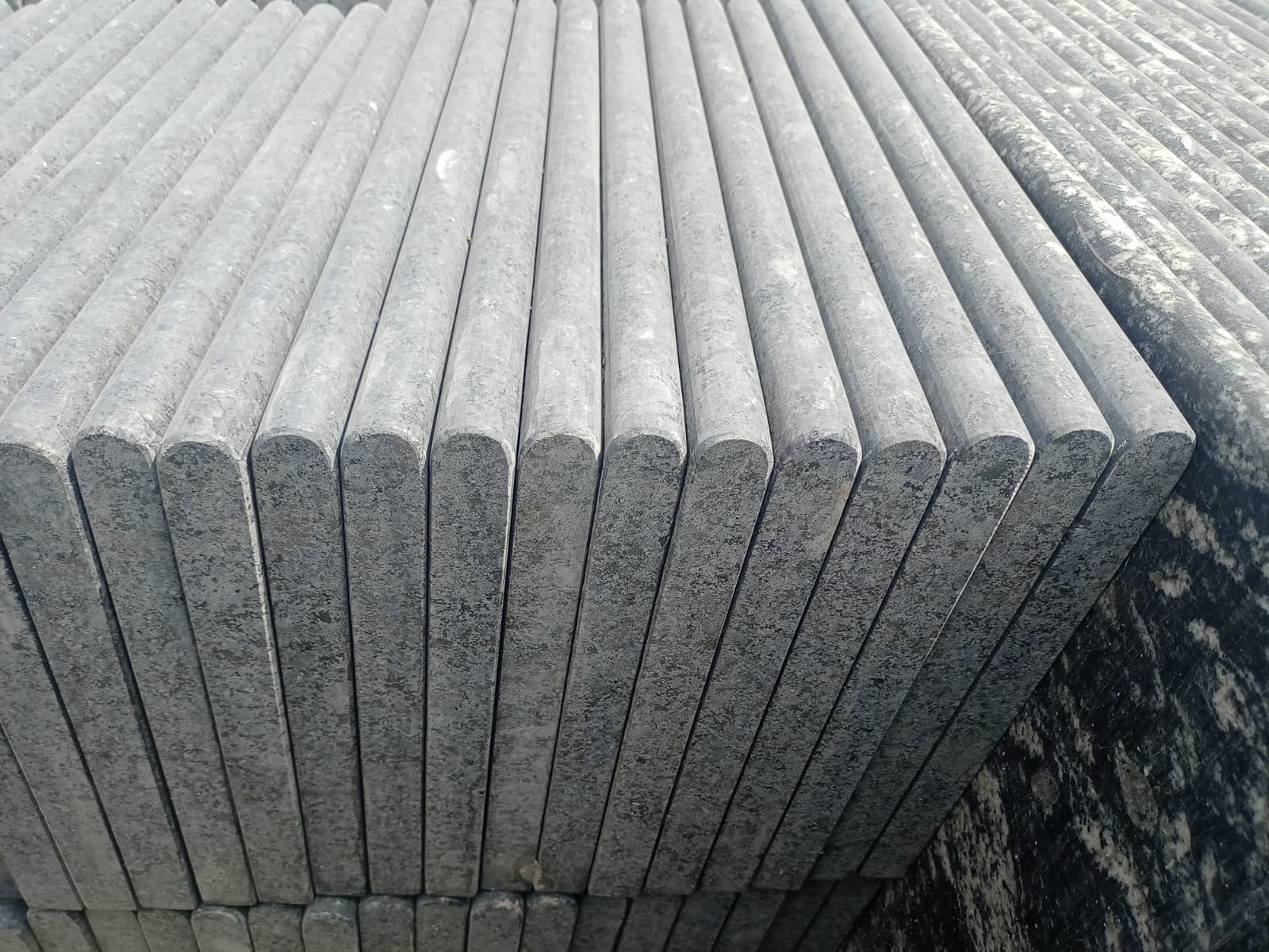 Rim stone